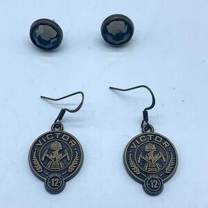LION’S Gate 2013 Hunger Games district 12 “victor” earrings with insignia